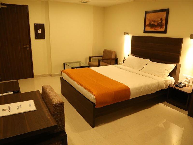 Hotel Metropolis Hubli Bagian luar foto