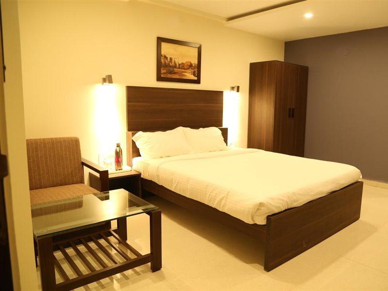 Hotel Metropolis Hubli Bagian luar foto