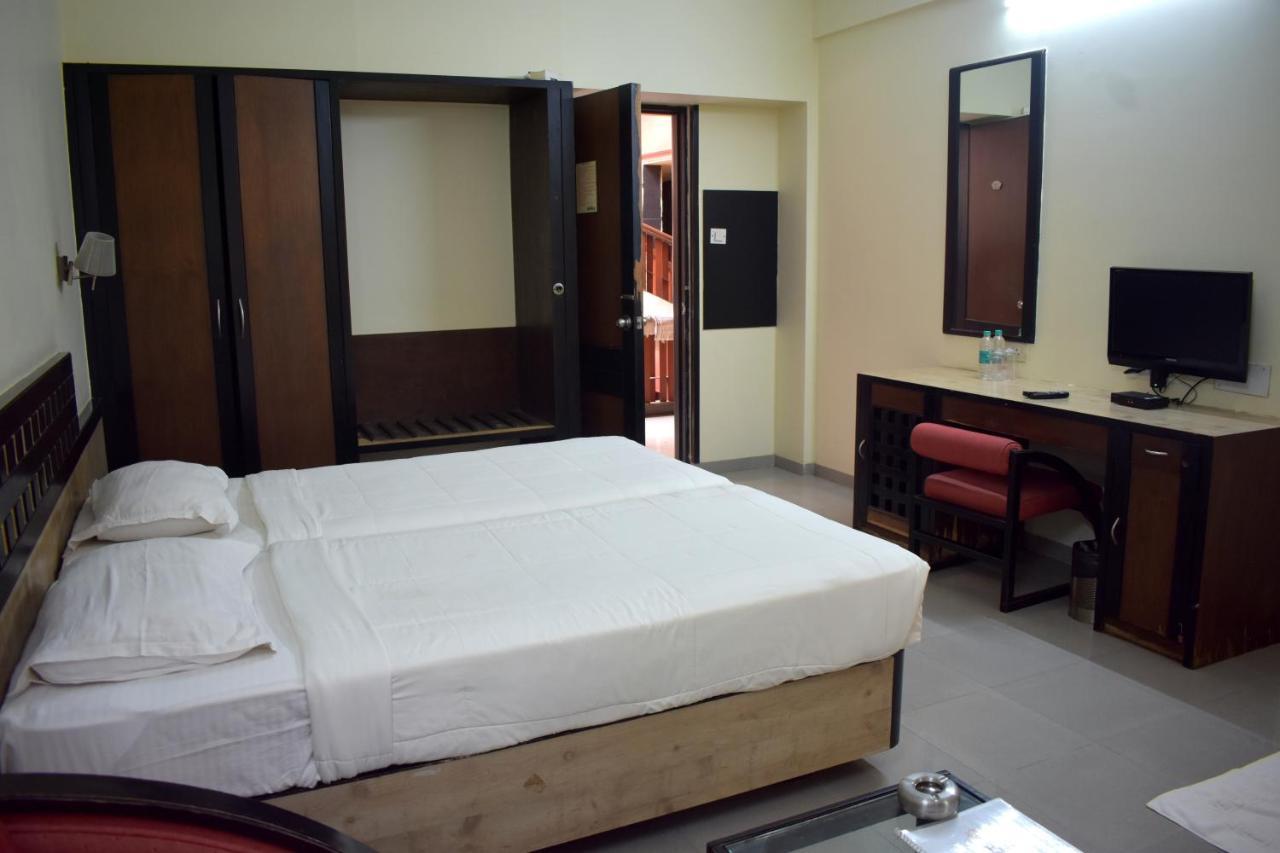 Hotel Metropolis Hubli Bagian luar foto