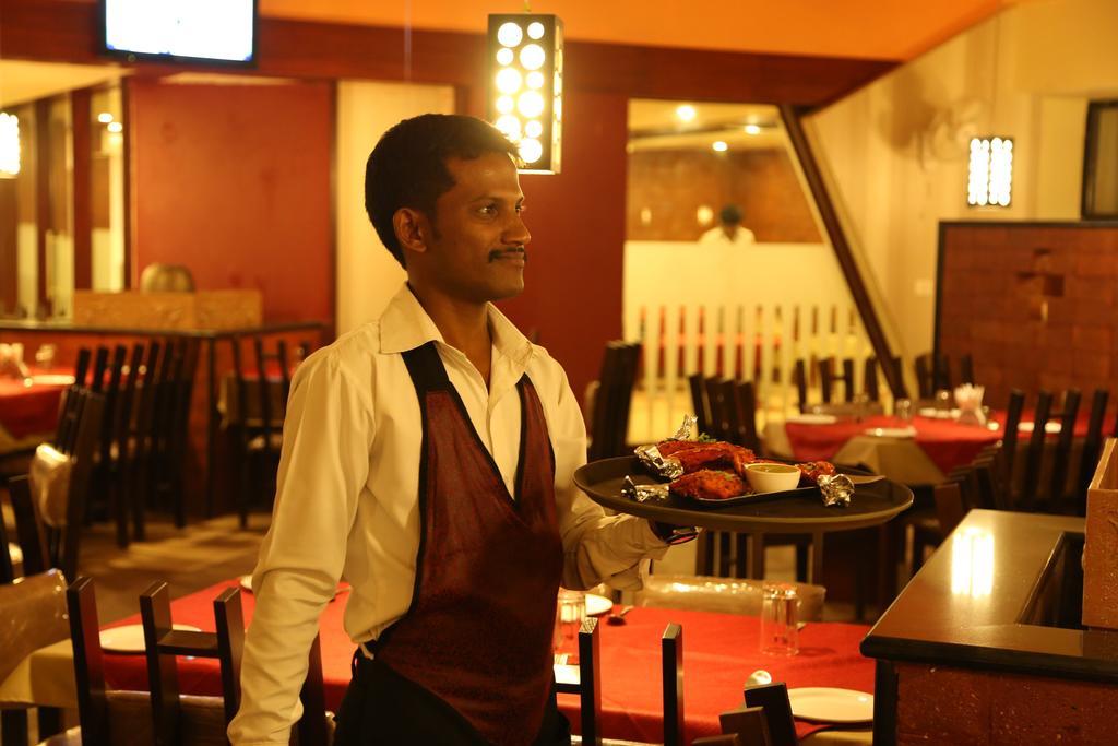Hotel Metropolis Hubli Bagian luar foto