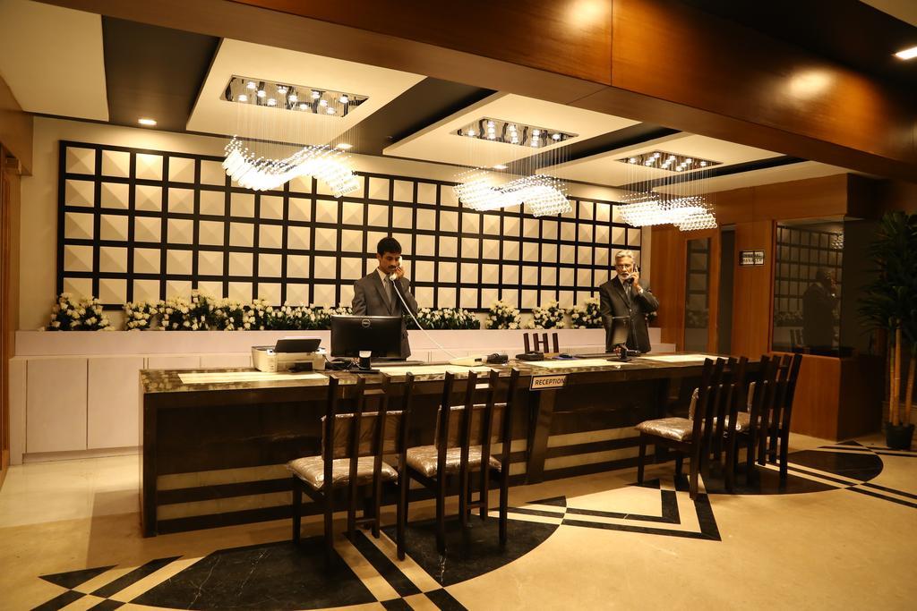 Hotel Metropolis Hubli Bagian luar foto