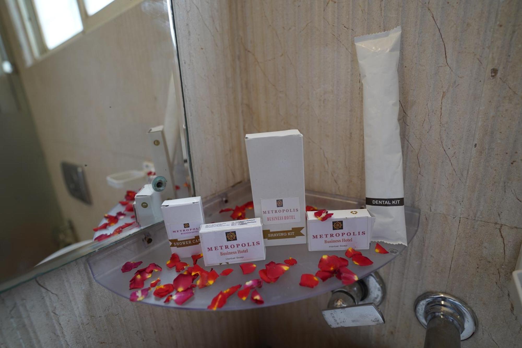 Hotel Metropolis Hubli Bagian luar foto