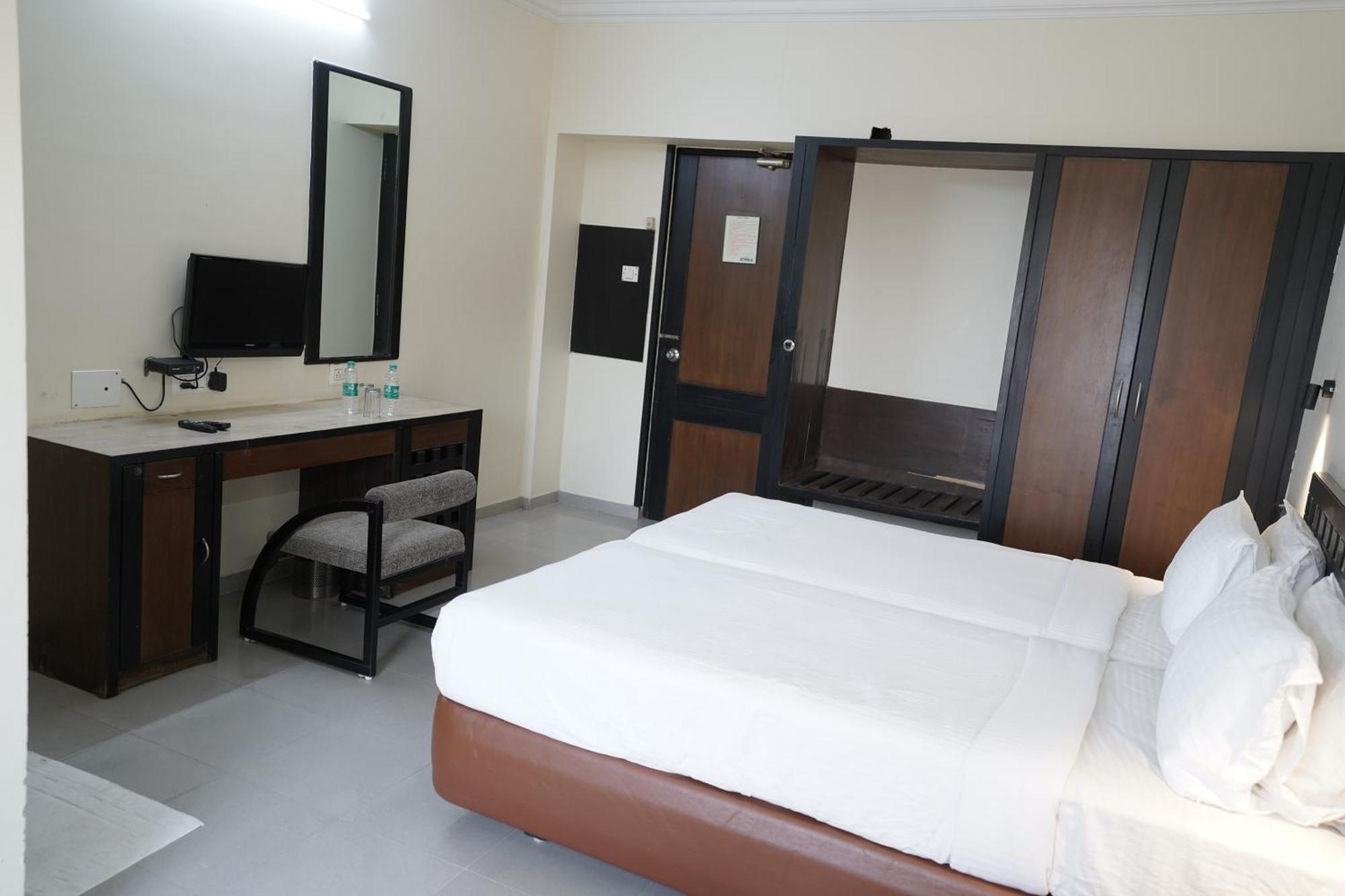 Hotel Metropolis Hubli Bagian luar foto