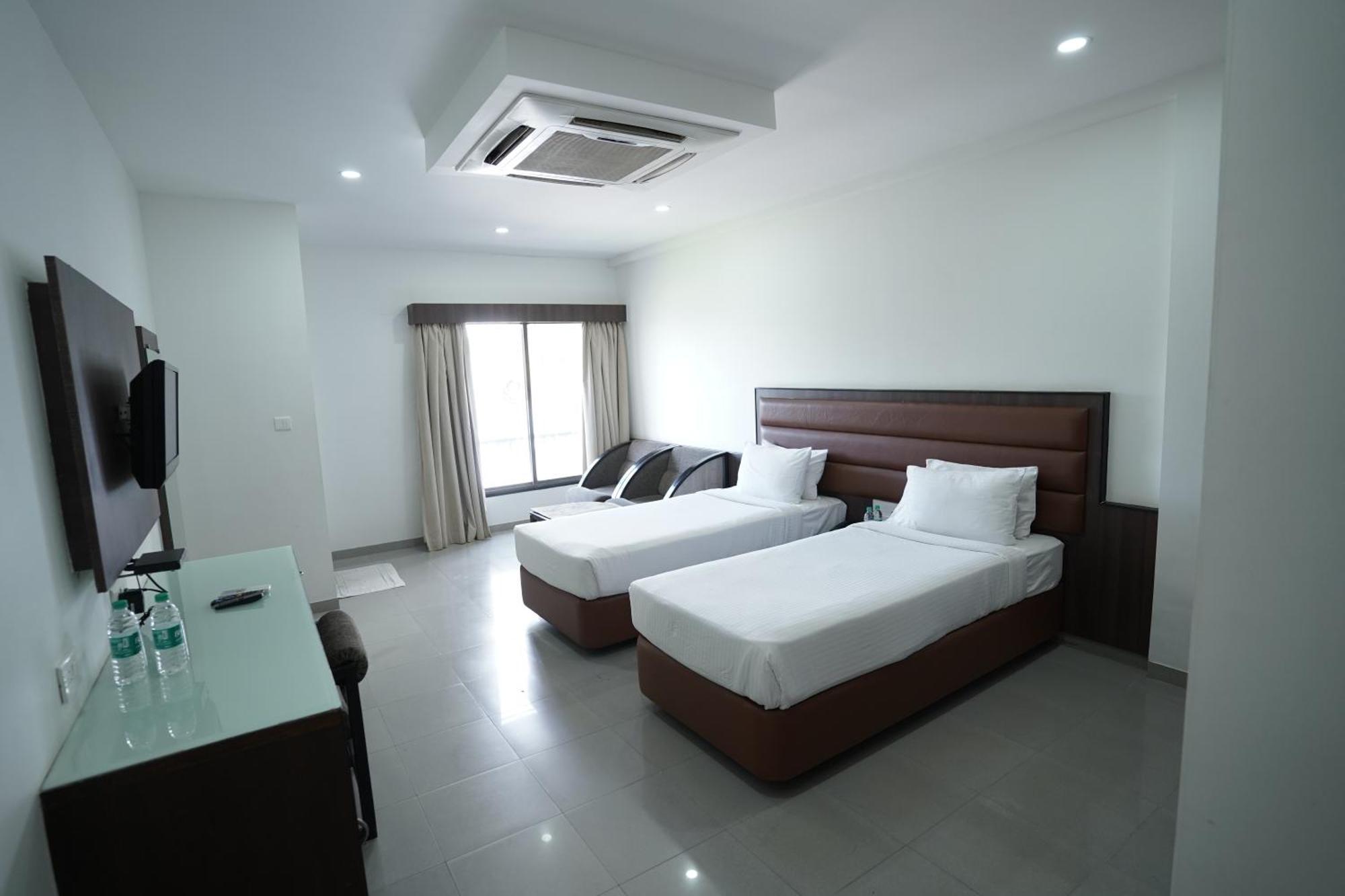 Hotel Metropolis Hubli Bagian luar foto