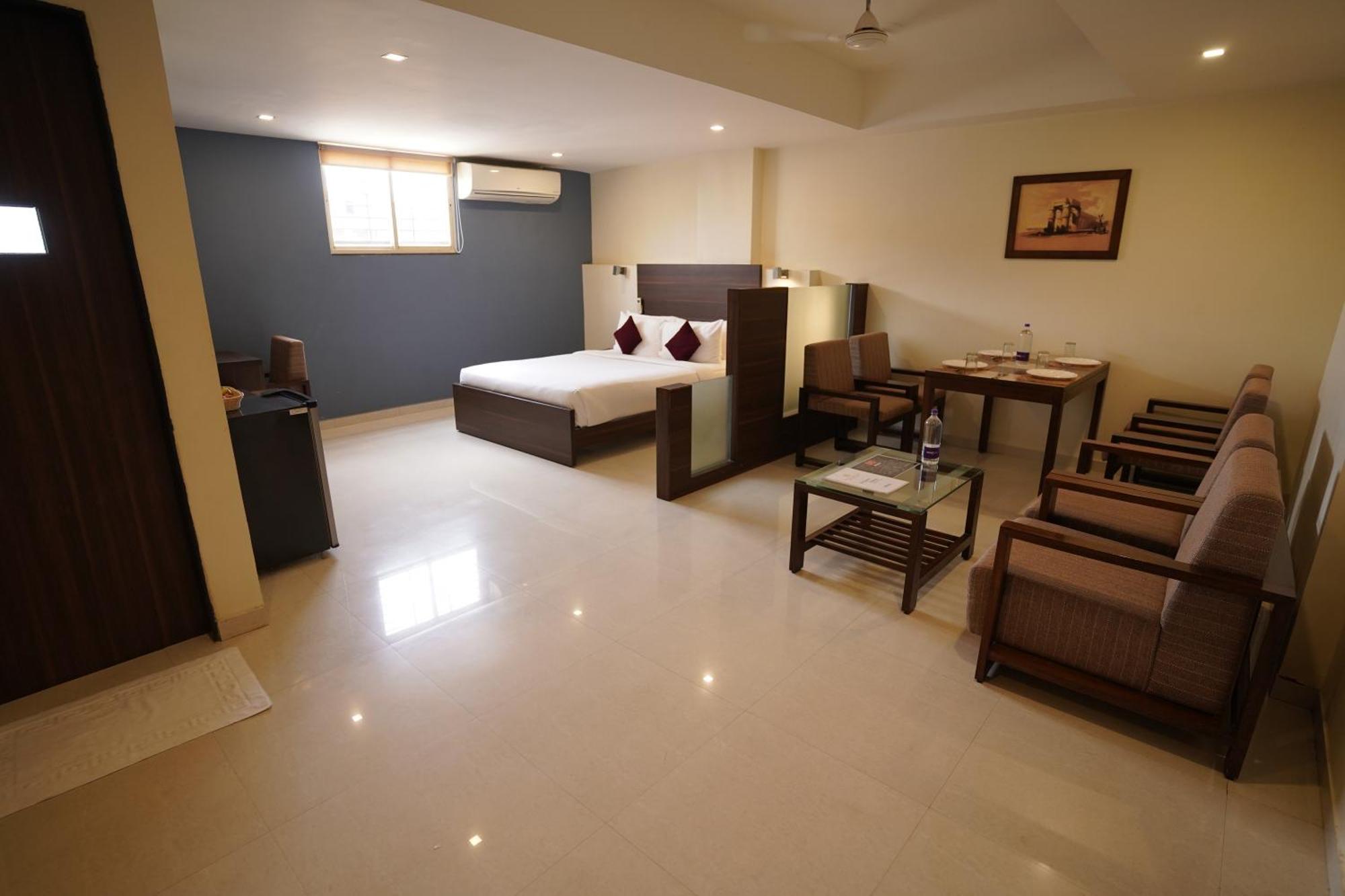 Hotel Metropolis Hubli Bagian luar foto