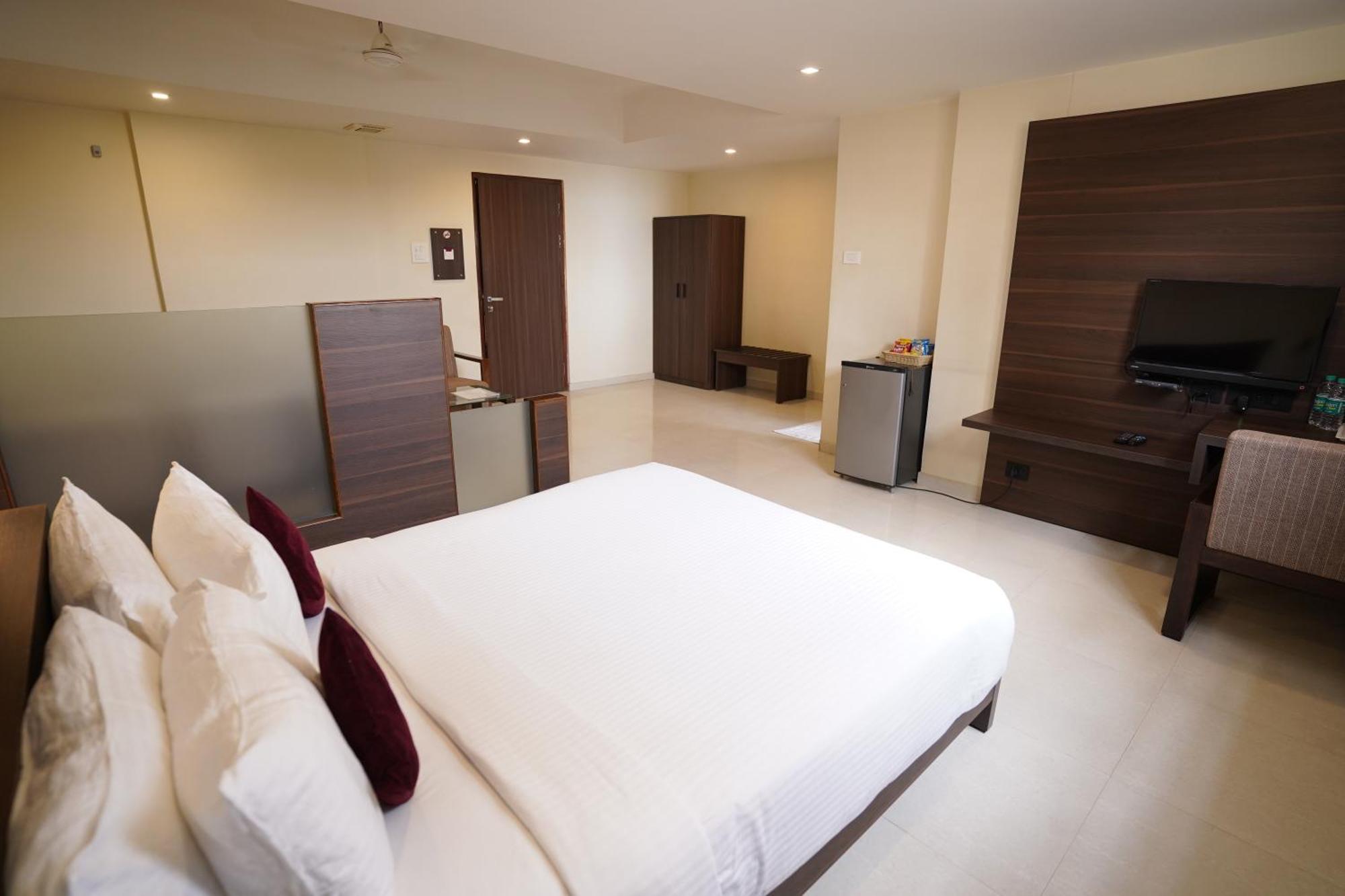 Hotel Metropolis Hubli Bagian luar foto