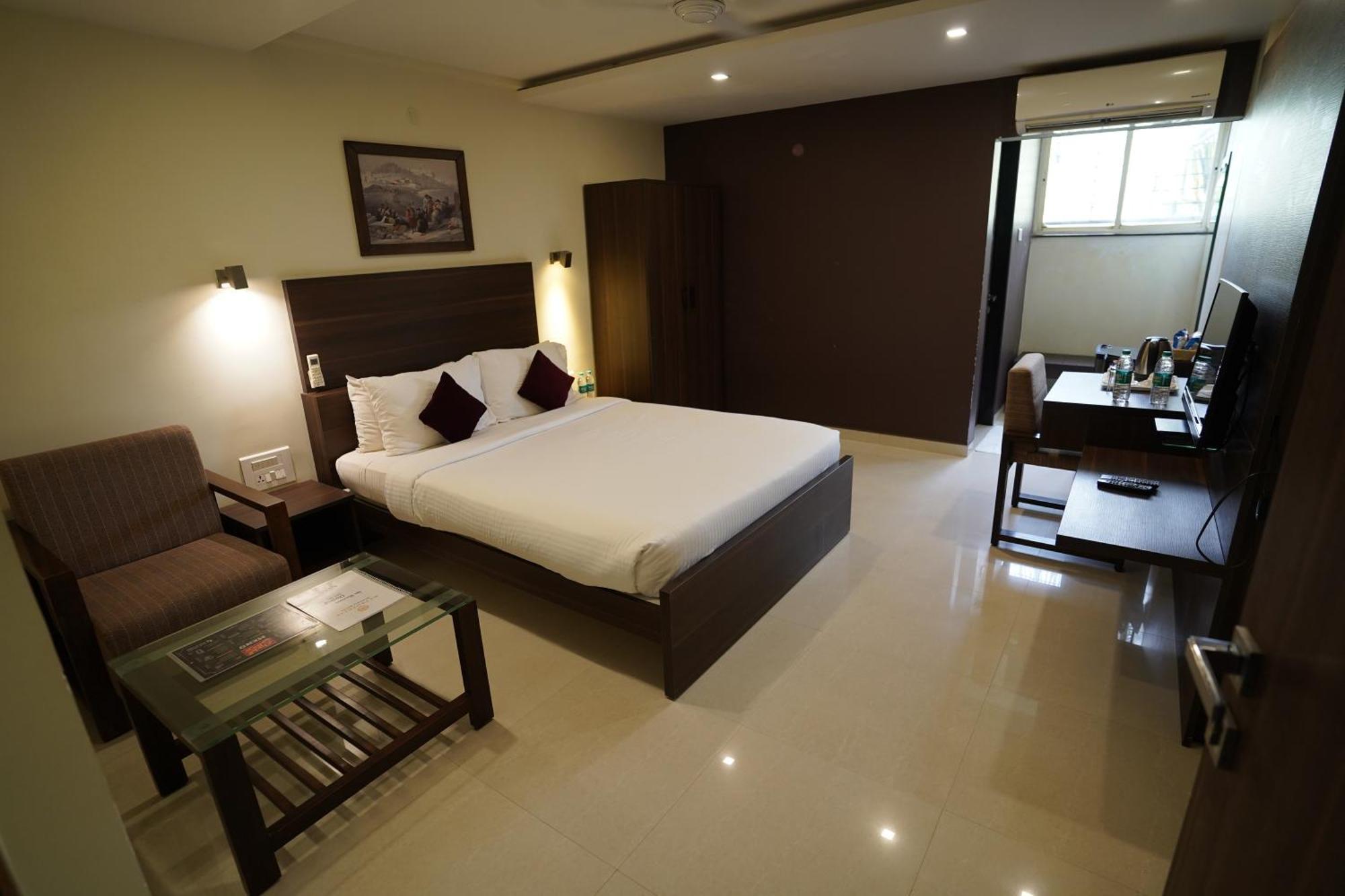 Hotel Metropolis Hubli Bagian luar foto