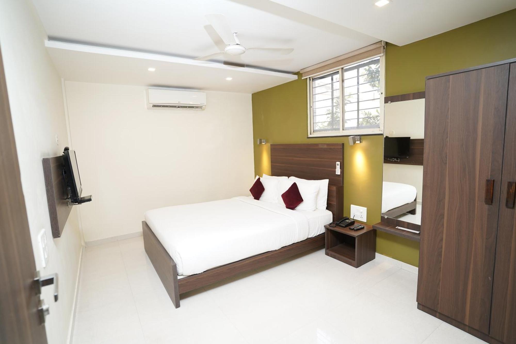 Hotel Metropolis Hubli Bagian luar foto
